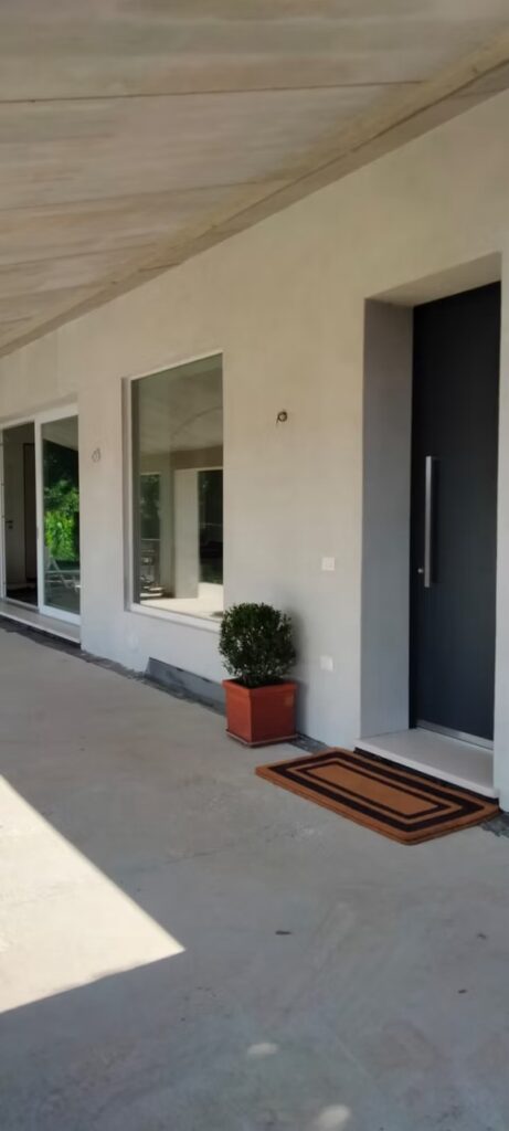 Casa Vicenza con serramenti alluminio PVC sicuri efficienti Rosaserramenti - Realizzazione moderna