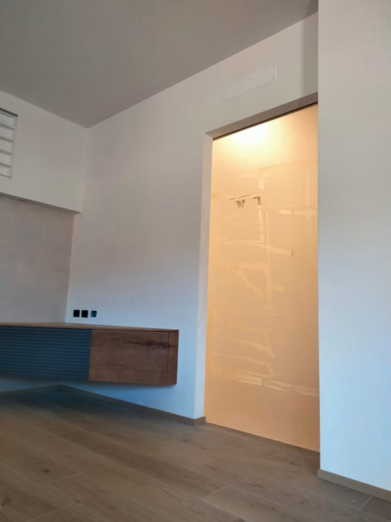 Porta interna vetro scorrevole laterale Rosaserramenti Vicenza - Spazio e luminosità