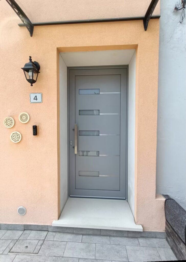 Portoncino PVC moderno sicuro Rosaserramenti Vicenza - Qualità e protezione certificata