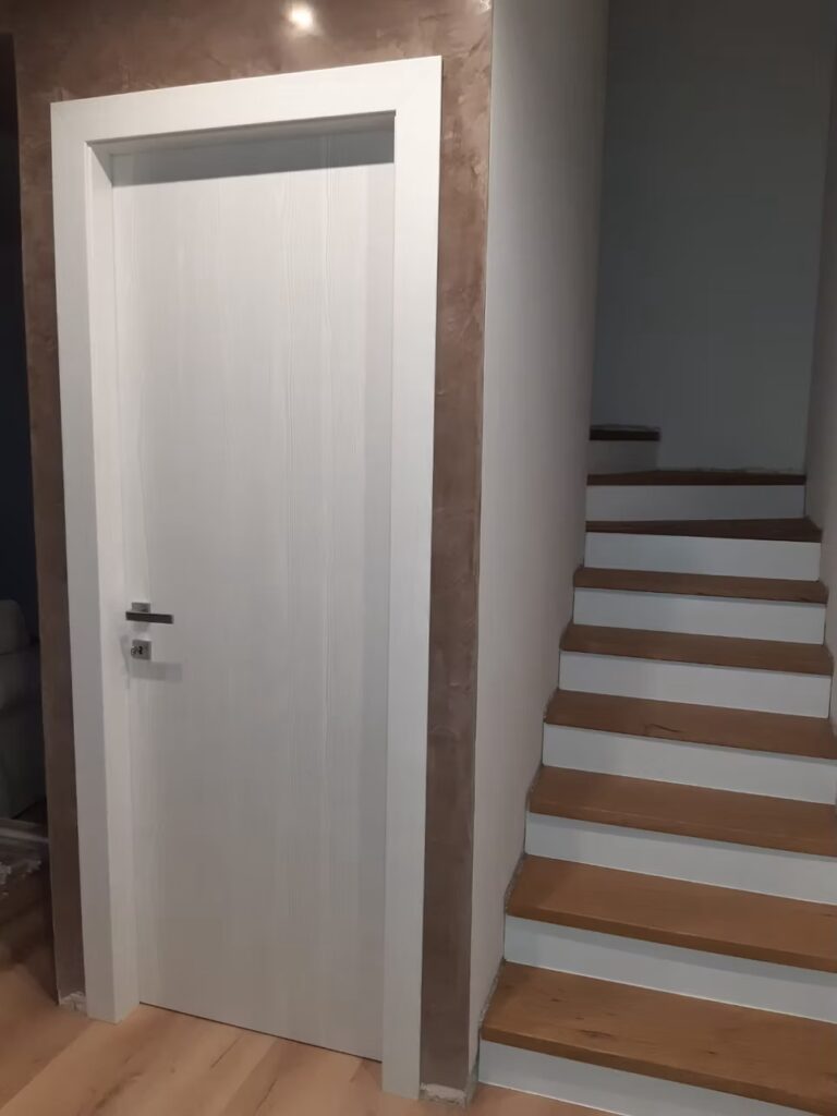 Porta laminatino frassino verticale moderna Rosaserramenti Vicenza - Design elegante e contemporaneo
