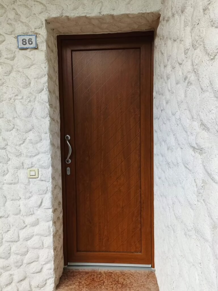 Portoncino PVC classico Rosaserramenti Vicenza - Design tradizionale e protezione