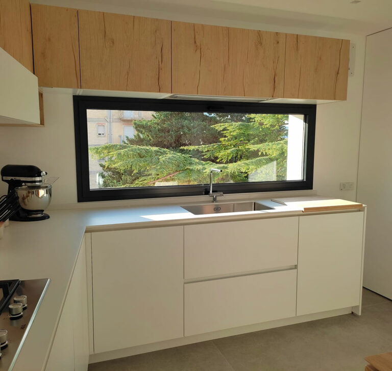 Serramento in PVC moderno con profilo scuro installato a Vicenza - Rosa Serramenti - Design contemporaneo per cucine e ambienti moderni