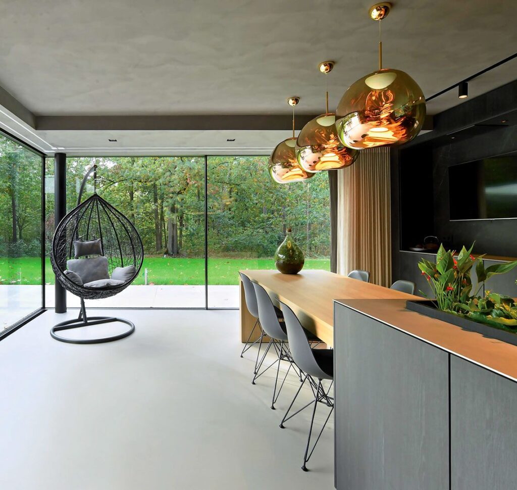 Porta scorrevole minimale in alluminio a Vicenza - Rosa Serramenti - Design ultra moderno e massima luminosità per cucine contemporanee