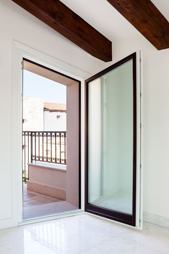 Porta in legno alluminio ad alta efficienza energetica a Vicenza - Rosa Serramenti - Design moderno e isolamento termico superiore