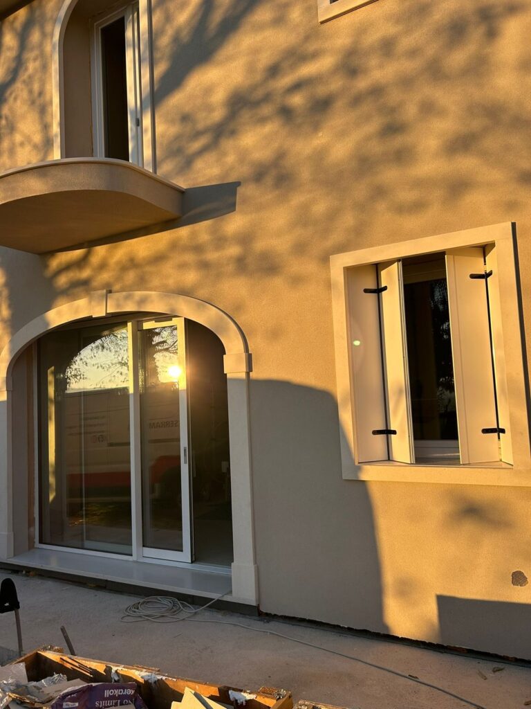 Casa con portico e balconi in alluminio bianchi