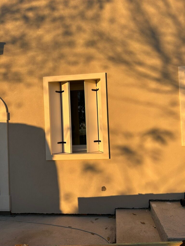 Balconi in alluminio bianchi alla vicentina su una casa