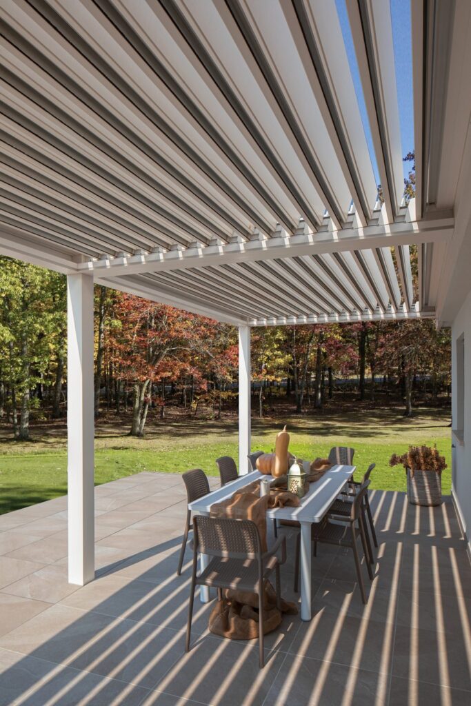 Pergola bioclimatica bianca in giardino