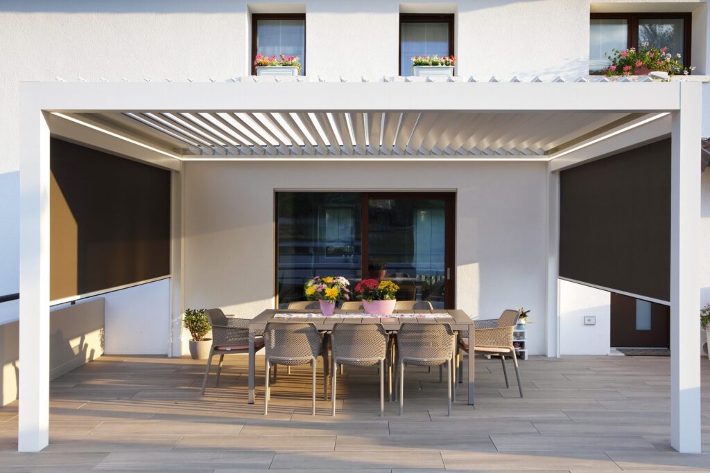 Pergola bioclimatica bianca con tende verticali