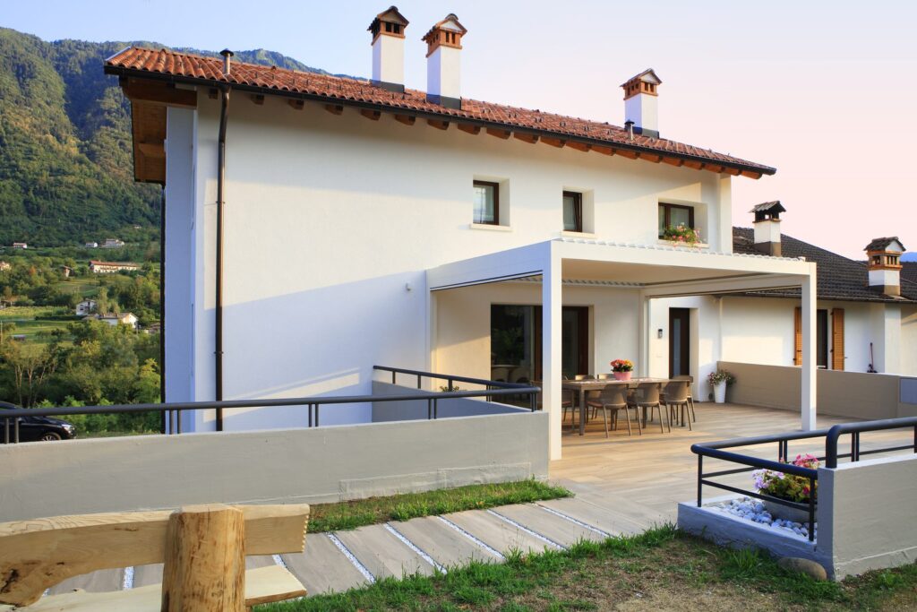Pergola bioclimatica sulla terrazza di una casa