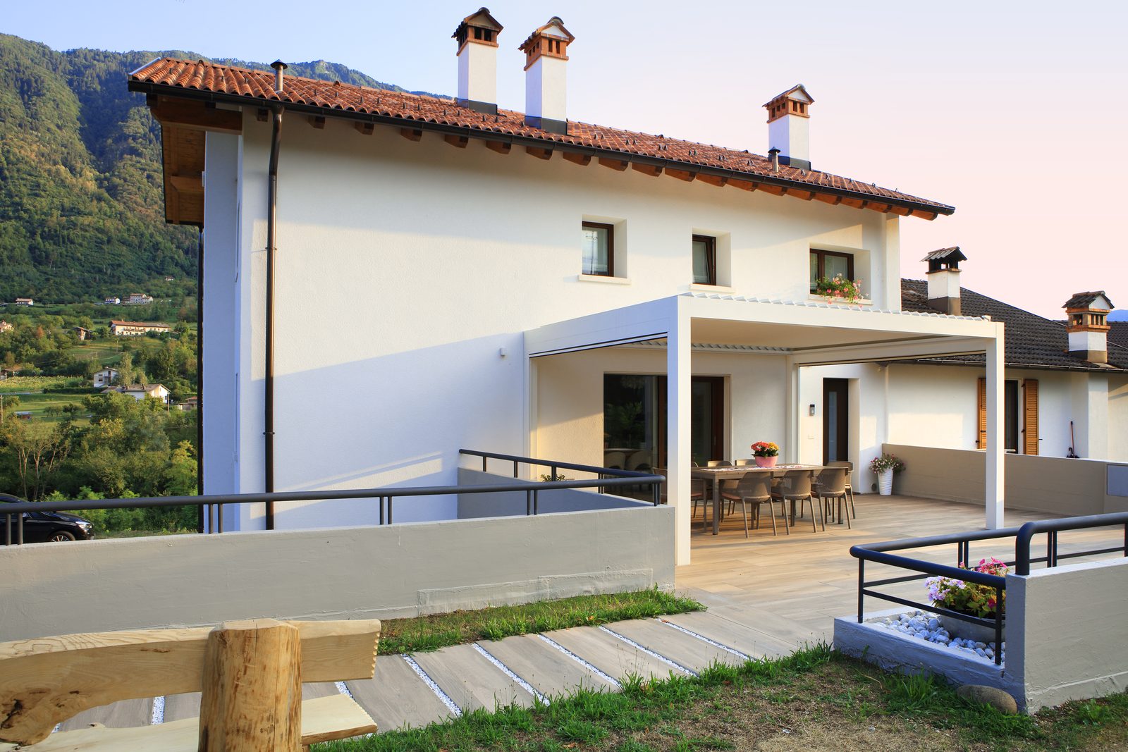 Pergola bioclimatica sulla terrazza di una casa
