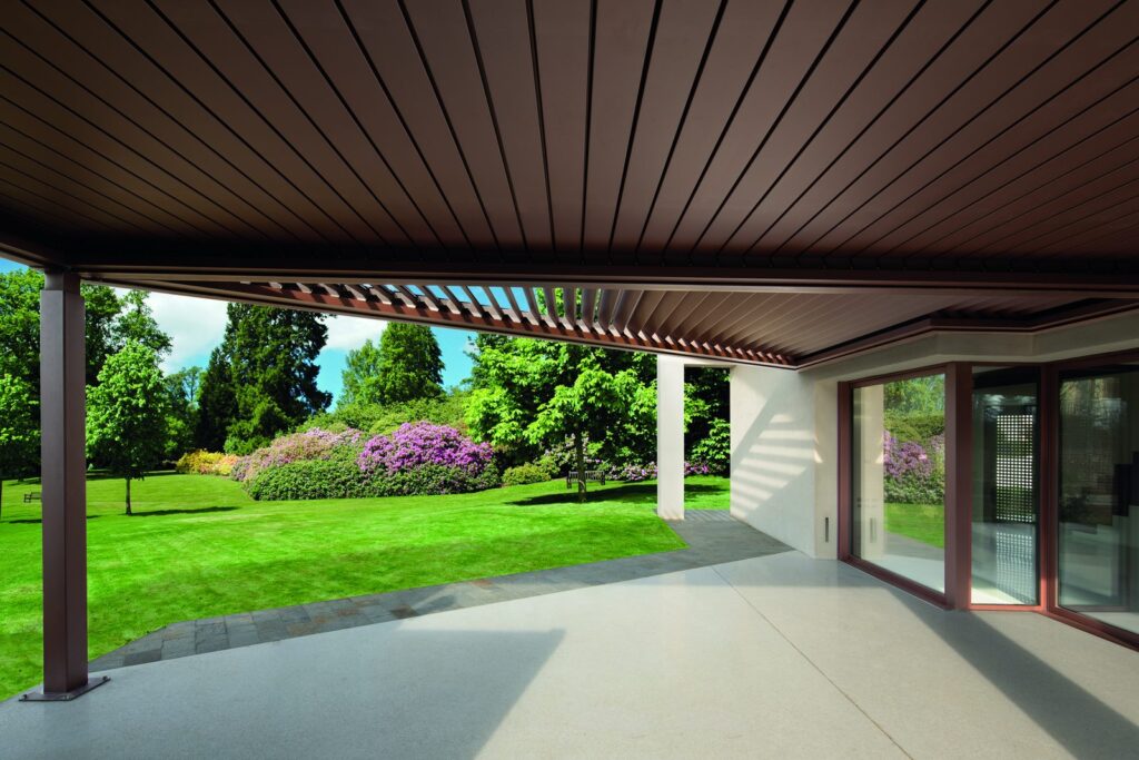 Pergola bioclimatica affacciata sul giardino