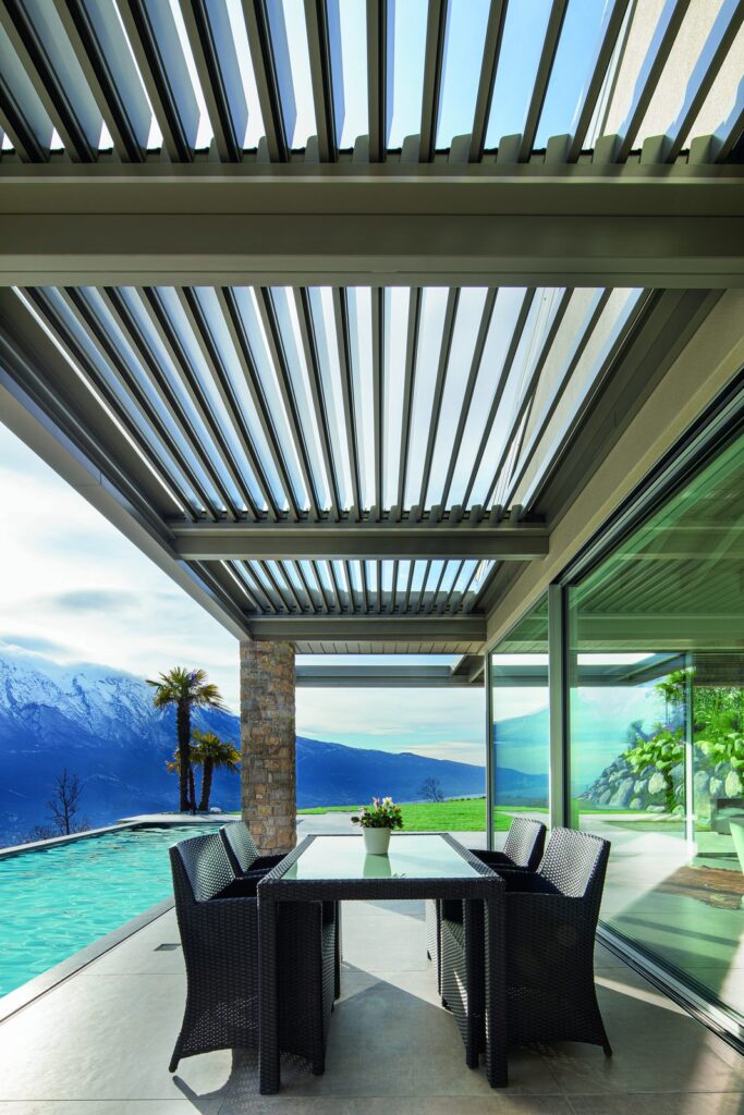 Pergola bioclimatica a bordo piscina