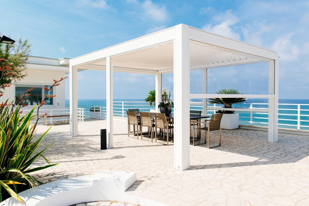 Pergola bioclimatica bianca su terrazza