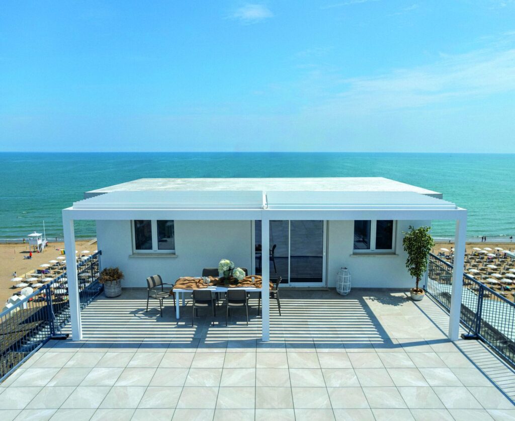 Pergola bioclimatica bianca su una terrazza