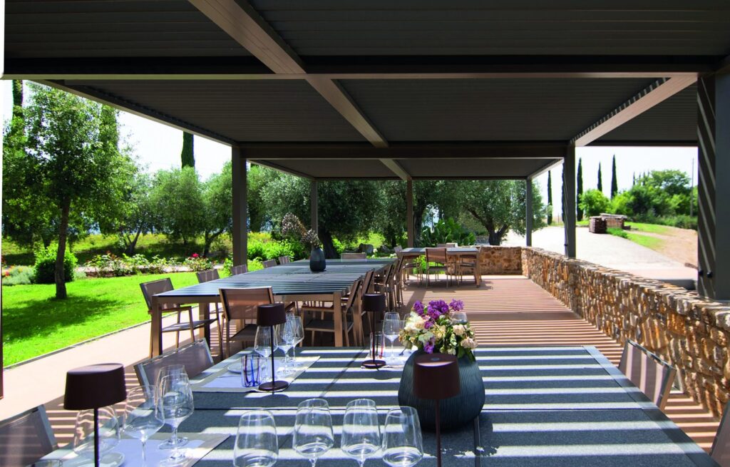 Pergola bioclimatica su una terrazza con ulivi