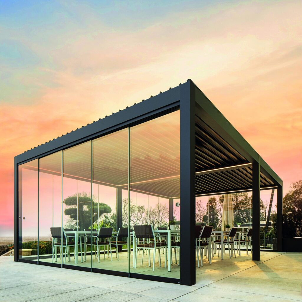Pergola bioclimatica chiusa con vetrate scorrevoli