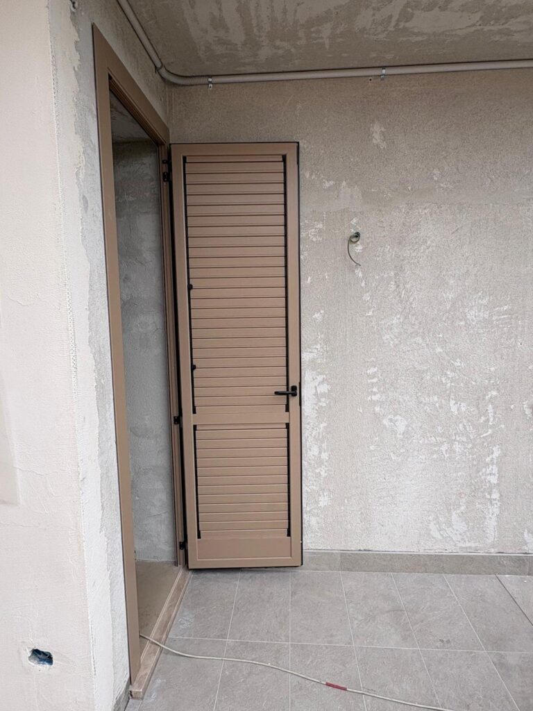 Persiana in alluminio a lamelle per porta finestra