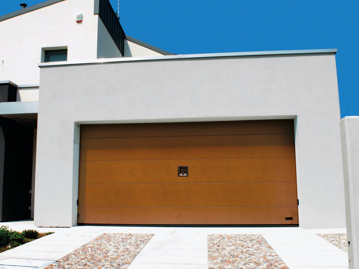 Portone sezionale Silvelox effetto legno in una casa moderna