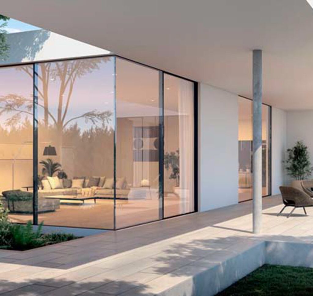 Villa moderna con grandi vetrate scorrevoli in alluminio