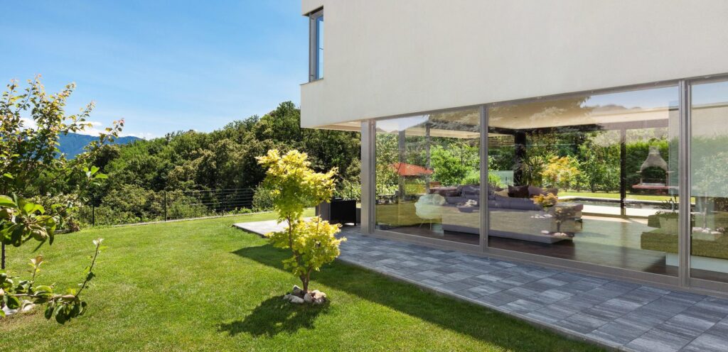 Casa moderna con serramenti in PVC Salamander e grandi vetrate