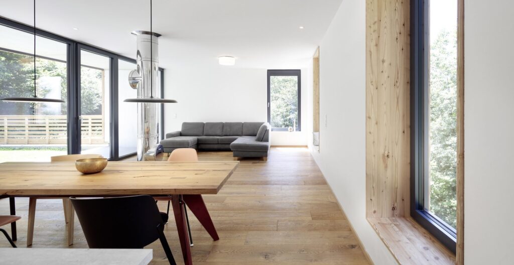 Soggiorno con finestre in PVC Salamander dal pavimento al soffitto
