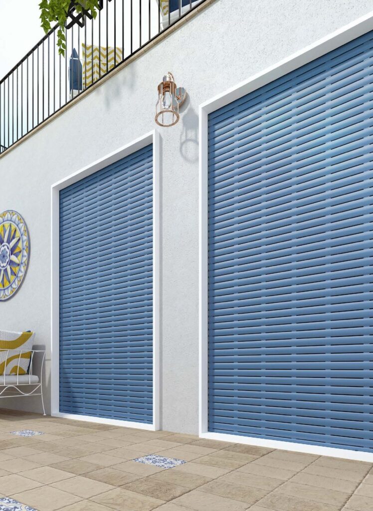 Tapparelle Arialuce azzurre su casa al mare
