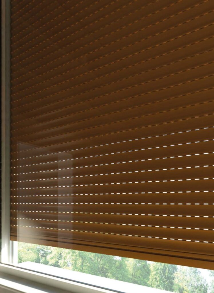 Tapparella in alluminio color legno su una finestra
