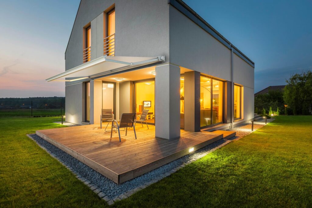 Tenda da sole a bracci con cassonetto la sera