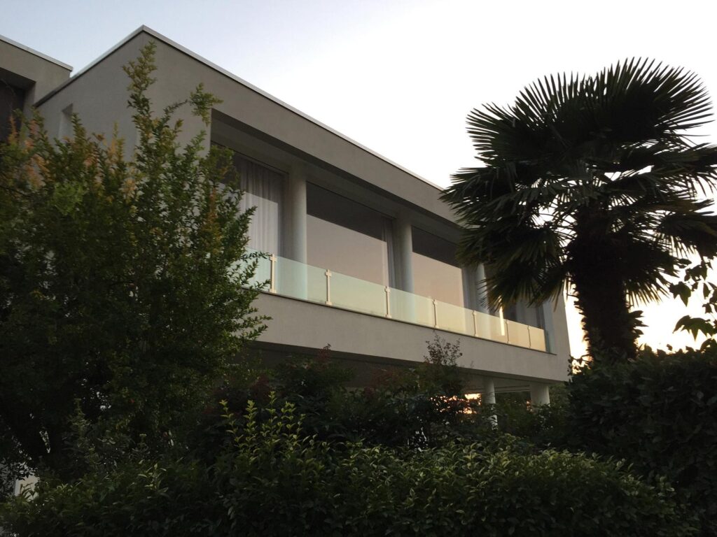 Tende ZIP sulla facciata di una casa moderna