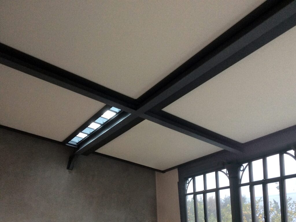 Tenda ZIP tensionata sul tetto di una veranda